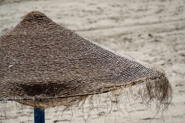 沙滩上的草伞 — 图库照片