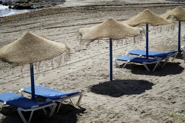 Lettini Ombrelloni Paglia Sulla Spiaggia Sabbiosa — Foto Stock