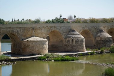 Roma köprüsü Guadalquivir Nehri Cordoba, İspanya