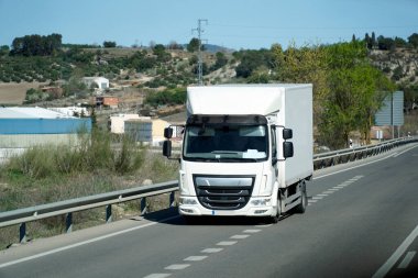 Bir yolda kamyonet - ön manzara