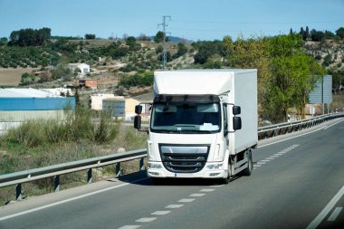 Bir yolda kamyonet - ön manzara