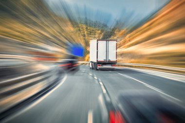 Otobanda bir kamyon - geri görüş, yakınlaştırma etkisi