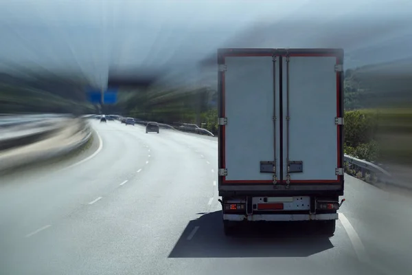 Vrachtwagen Een Snelweg Achteraanzicht Zoomeffect — Stockfoto