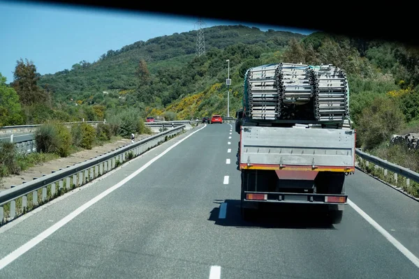 Camión Una Carretera Vista Trasera —  Fotos de Stock