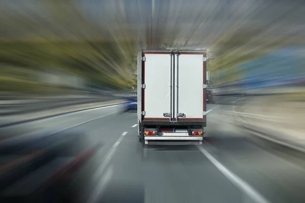 Vrachtwagen Een Snelweg Achteraanzicht — Stockfoto
