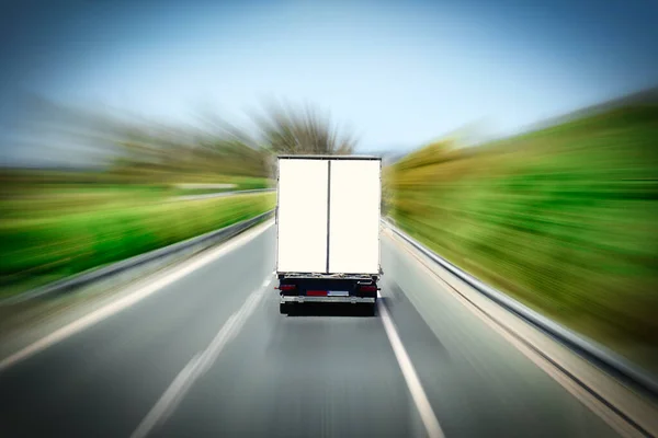 Vrachtwagen Een Snelweg Achteraanzicht Zoomeffect — Stockfoto