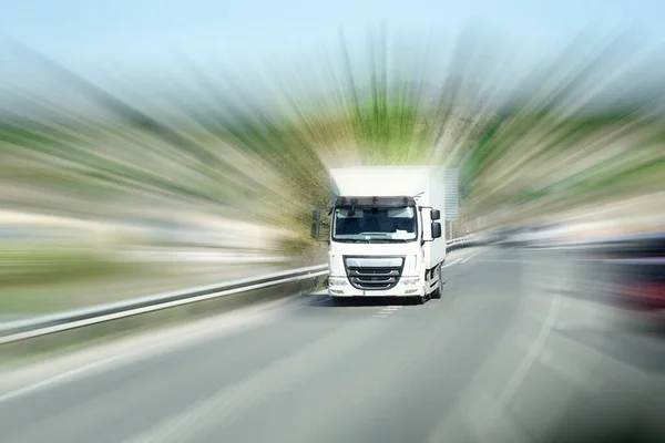 Camión Una Carretera Vista Frontal Efecto Zoom — Foto de Stock