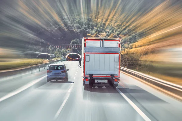 高速道路でのトラック バックビュー ズーム効果 — ストック写真