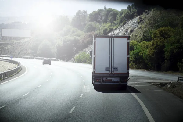 Vrachtwagen Een Snelweg Achteraanzicht — Stockfoto