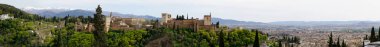 Granada, Endülüs, İspanya 'daki Alhambra kalesinin panoramik manzarası