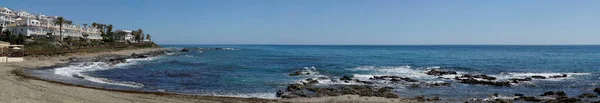 Βράχοι Στην Ακτή Της Θάλασσας Στην Cala Mijas Ισπανία Panorama — Φωτογραφία Αρχείου