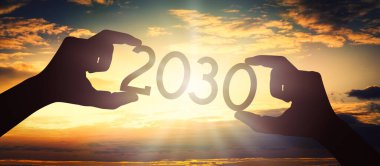 2030 - insan eli siyah siluet yılını tutuyor