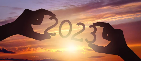 2023年 黒のシルエット年番号を保持する人間の手 — ストック写真