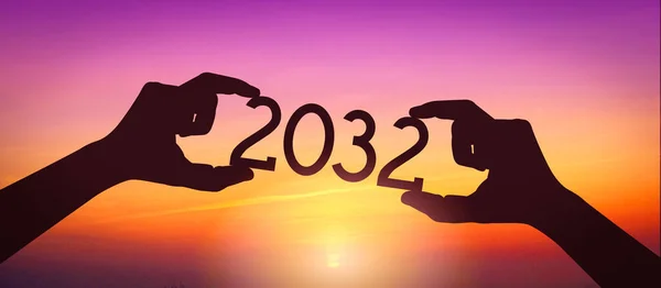 2032 Tangan Manusia Memegang Nomor Siluet Tahun Hitam — Stok Foto