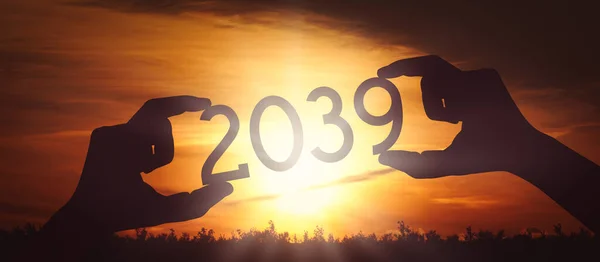 2039 Lidské Ruce Drží Černou Siluetu Rok Číslo — Stock fotografie