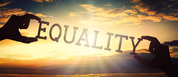 Равенство - человеческие руки, держащие чёрный силуэт слова