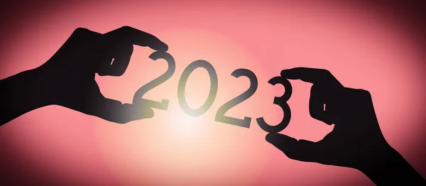 2023 Ανθρώπινα Χέρια Κρατώντας Μαύρο Αριθμό Έτους Σιλουέτας Διαβάθμιση Υποβάθρου — Φωτογραφία Αρχείου