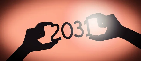 2031 Ανθρώπινα Χέρια Κρατώντας Μαύρο Αριθμό Έτους Σιλουέτας Διαβάθμιση Υποβάθρου — Φωτογραφία Αρχείου