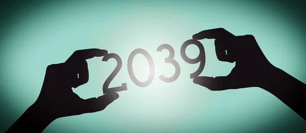 2039 Ανθρώπινα Χέρια Κρατώντας Μαύρο Αριθμό Έτους Σιλουέτας Διαβάθμιση Υποβάθρου — Φωτογραφία Αρχείου