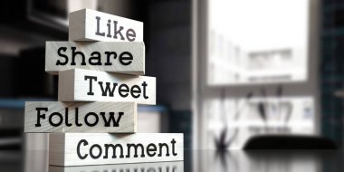 Paylaş, tweet at, takip et, yorum - tahta bloklar üzerinde kelimeler - 3 boyutlu illüstrasyon