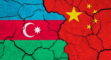 Kırık yüzey üzerinde Azerbaycan ve Çin bayrakları - politika, ilişki konsepti