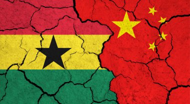 Çatlak yüzey üzerinde Gana ve Çin bayrakları - politika, ilişki konsepti