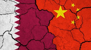 Çatlak yüzey üzerine Katar ve Çin bayrakları - politika, ilişki konsepti