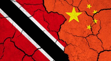 Çatlak yüzey üzerinde Trinidad ve Çin bayrakları - politika, ilişki konsepti