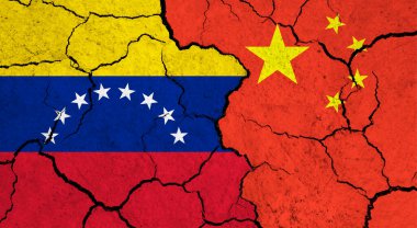 Çatlak yüzey üzerinde Venezuela ve Çin bayrakları - politika, ilişki konsepti