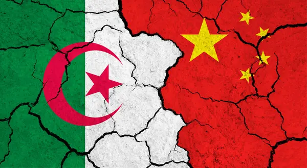 Flaggen Algeriens Und Chinas Auf Rissiger Oberfläche Politik Beziehungskonzept — Stockfoto