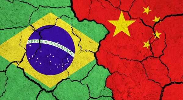 Bandeiras Brasil China Superfície Rachada Política Conceito Relacionamento — Fotografia de Stock