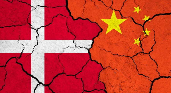 Flaggen Dänemarks Und Chinas Auf Rissiger Oberfläche Politik Beziehungskonzept — Stockfoto
