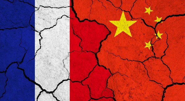 Bandeiras França China Superfície Rachada Política Conceito Relacionamento — Fotografia de Stock