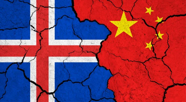 Flaggen Islands Und Chinas Auf Rissiger Oberfläche Politik Beziehungskonzept — Stockfoto