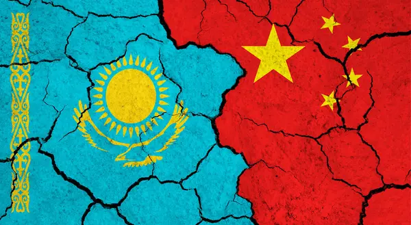 Vlaggen Van Kazachstan China Gebarsten Oppervlak Politiek Relatieconcept — Stockfoto