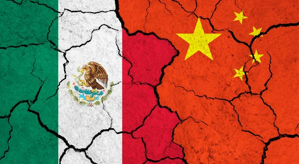 Bandeiras México China Superfície Rachada Política Conceito Relacionamento — Fotografia de Stock
