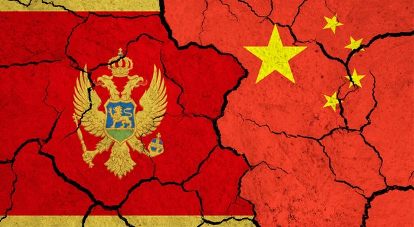 Flagi Czarnogóry Chin Pękniętej Powierzchni Polityka Koncepcja Relacji — Zdjęcie stockowe