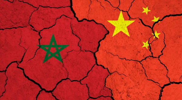 Flaggen Von Marokko Und China Auf Rissiger Oberfläche Politik Beziehungskonzept — Stockfoto