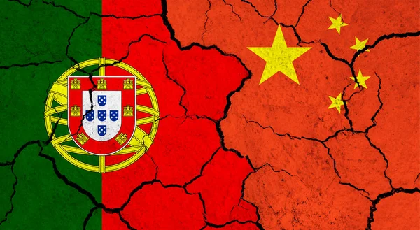Bandeiras Portugal China Superfície Rachada Política Conceito Relacionamento — Fotografia de Stock
