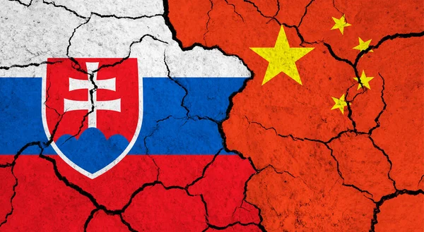 Slovakiens Och Kinas Flaggor Sprucken Yta Politik Relation Koncept — Stockfoto