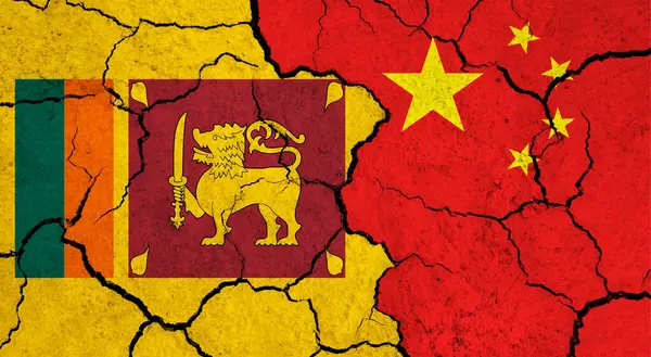 Bandeiras Sri Lanka China Superfície Rachada Política Conceito Relacionamento — Fotografia de Stock