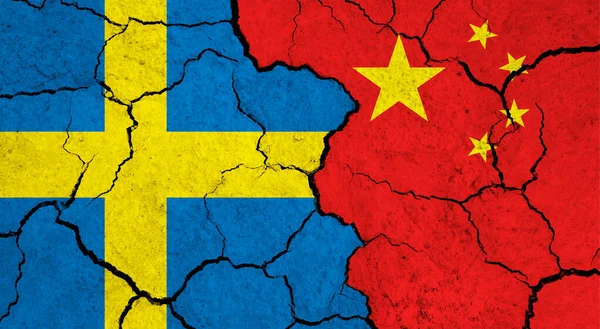 Bandeiras Suécia China Superfície Rachada Política Conceito Relacionamento — Fotografia de Stock