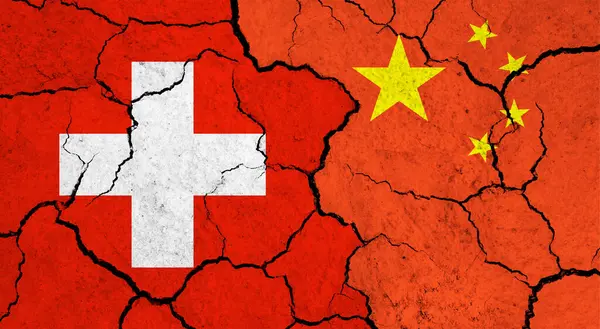 Vlajky Švýcarska Číny Popraskaném Povrchu Politika Koncept Vztahů — Stock fotografie