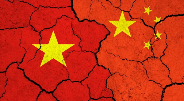 Vlaggen Van Vietnam China Gebarsten Oppervlak Politiek Relatieconcept — Stockfoto