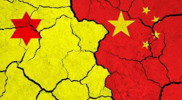 Flaggen Von Xinjiang Und China Auf Rissiger Oberfläche Politik Beziehungskonzept — Stockfoto