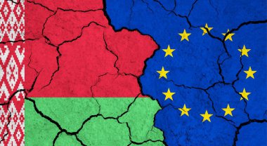Kırık yüzey üzerinde Belarus ve Avrupa Birliği bayrakları - politika, ilişki konsepti
