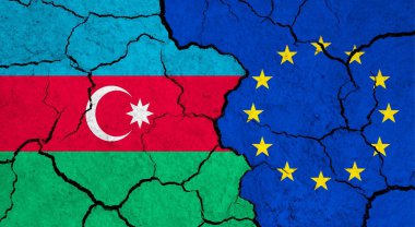 Kırık yüzey üzerinde Azerbaycan ve Avrupa Birliği bayrakları - politika ve ilişki kavramı