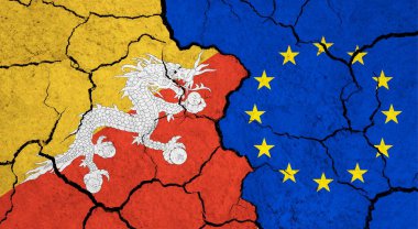 Çatlak yüzeyde Bhutan ve Avrupa Birliği bayrakları - politika, ilişki konsepti