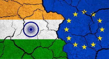Çatlak yüzey üzerinde Hindistan ve Avrupa Birliği bayrakları - politika, ilişki konsepti