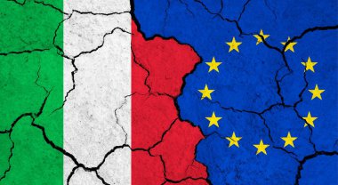 Çatlak yüzey üzerinde İtalya ve Avrupa Birliği bayrakları - politika ve ilişki konsepti